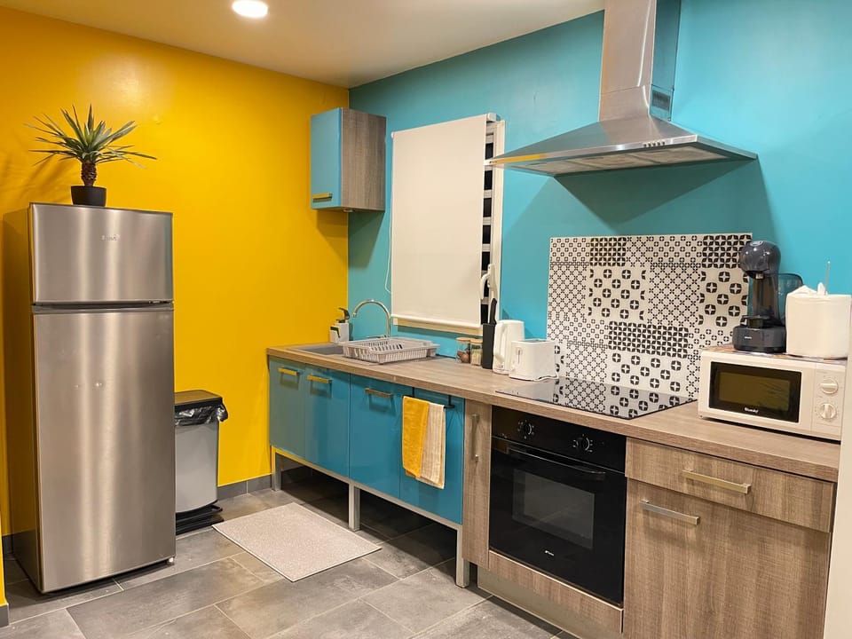 Coffee/tea facilities, microwave, oven, stove, kitchen
