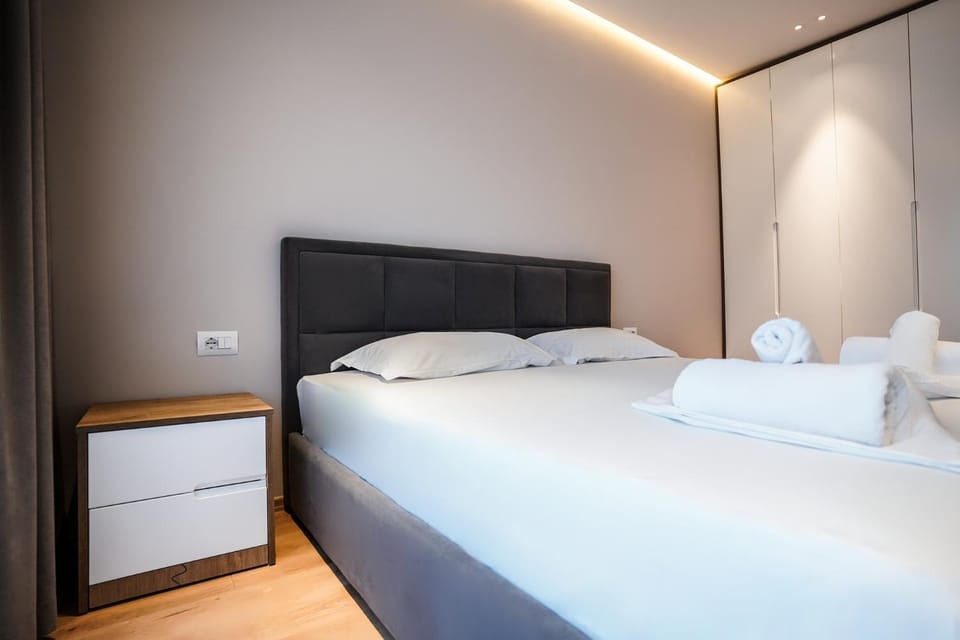 Bed, Photo of the whole room, Bedroom, towels