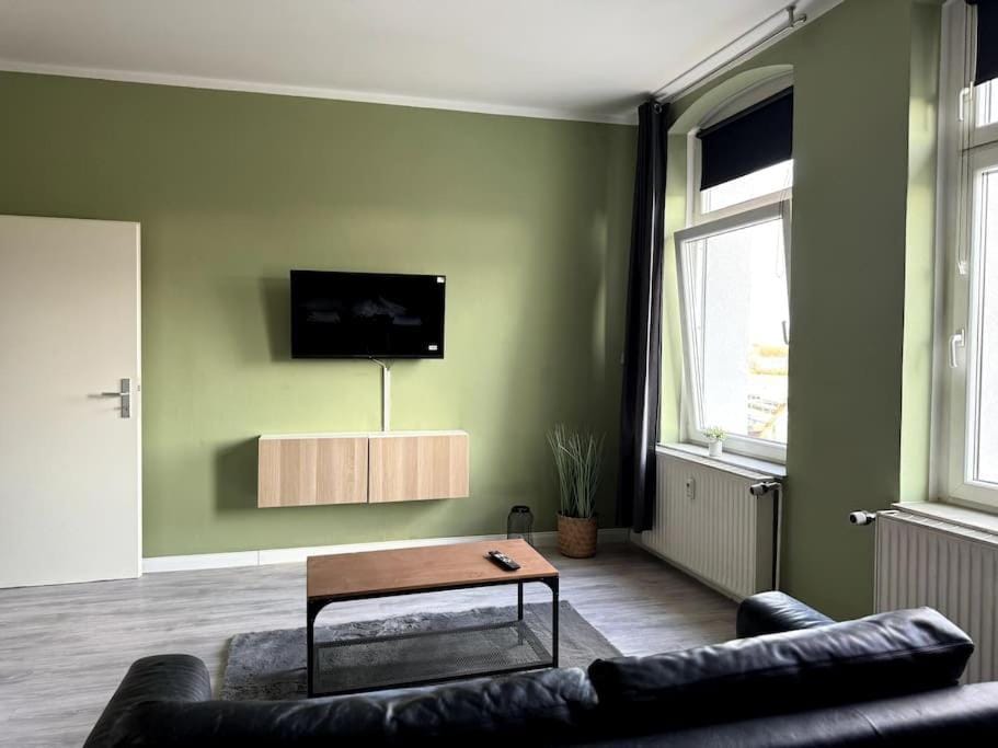TV and multimedia, Living room, Seating area, Evening entertainment