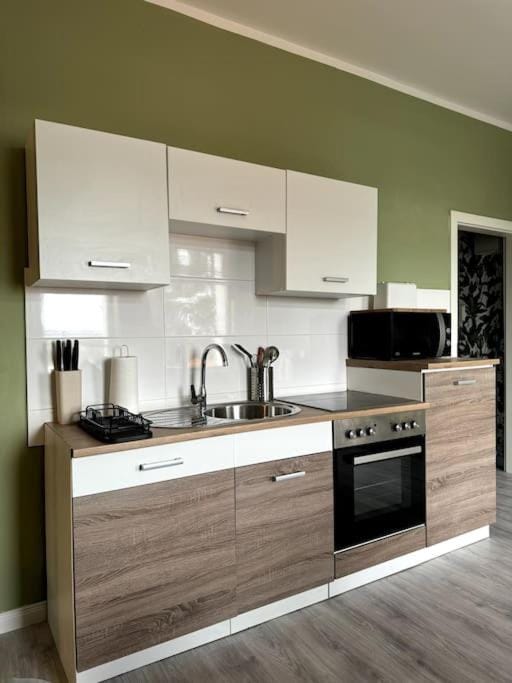 Coffee/tea facilities, Kitchen or kitchenette, dishwasher, stove