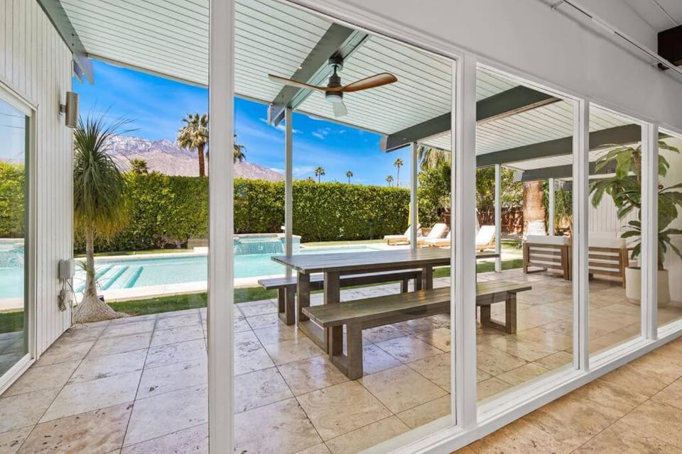 Mid-Century Home, 5-min to downtown, HUGE Pool & Spa House in Palm Springs