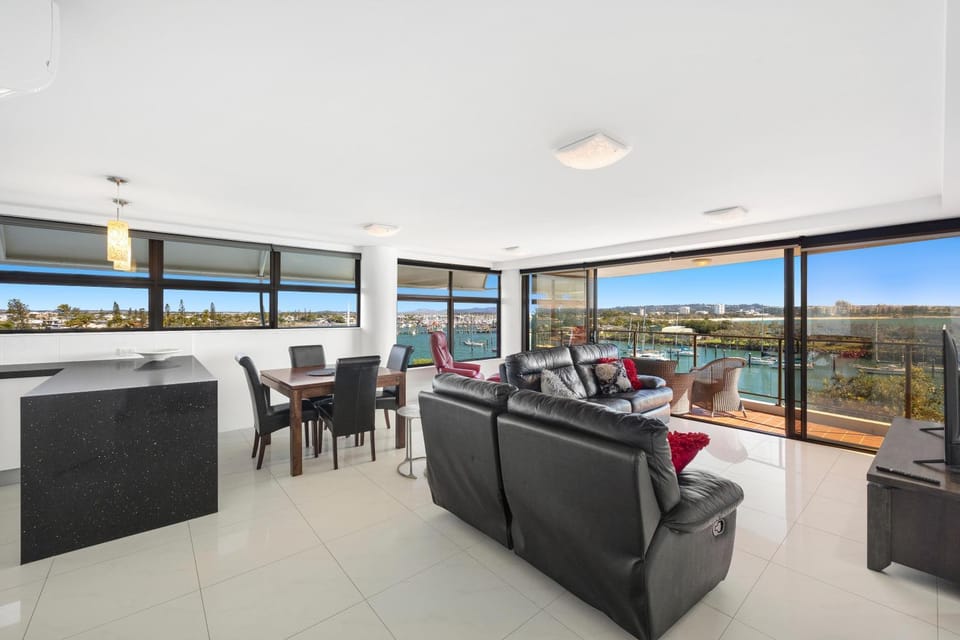 Oceanfront Buddina Apartment in Sunshine Coast