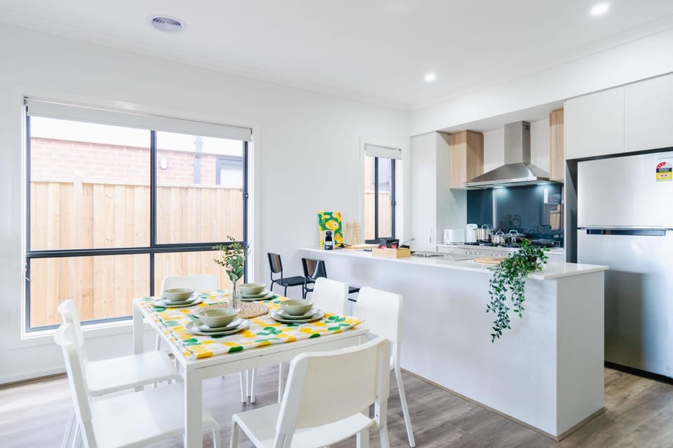 Kitchen or kitchenette, Dining area, oven, stove