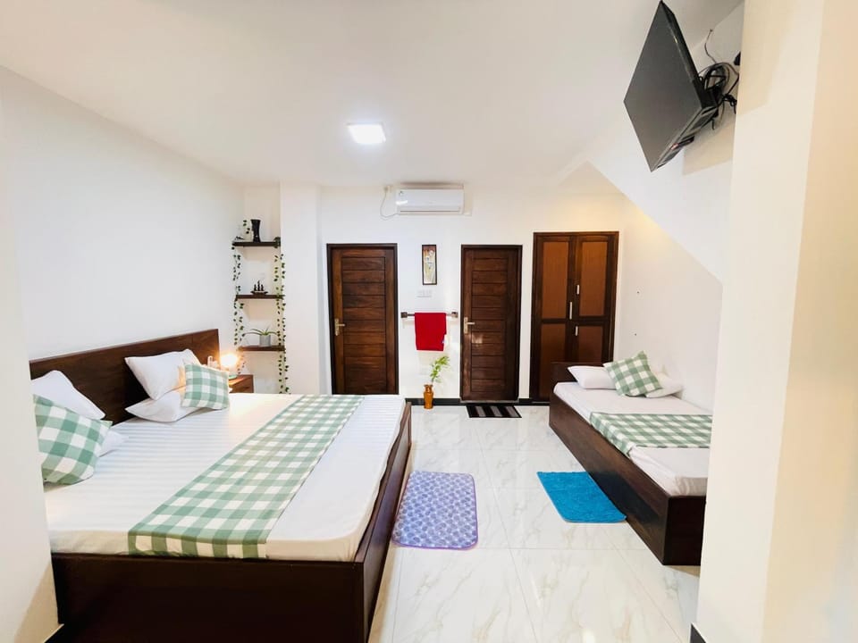 Bed, TV and multimedia, Photo of the whole room, Bedroom, towels