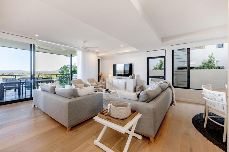 The Hamptons Lake House Noosa Heads Luxury House House in Noosa Heads