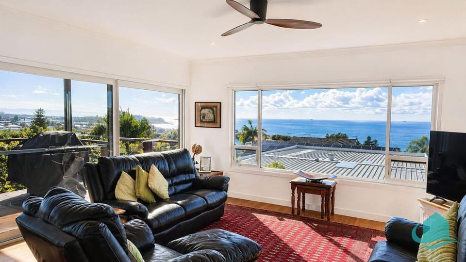 Caves Cottage - Elevated home with ocean views House in Swansea