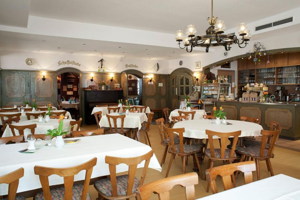 Restaurant/places to eat, Seating area