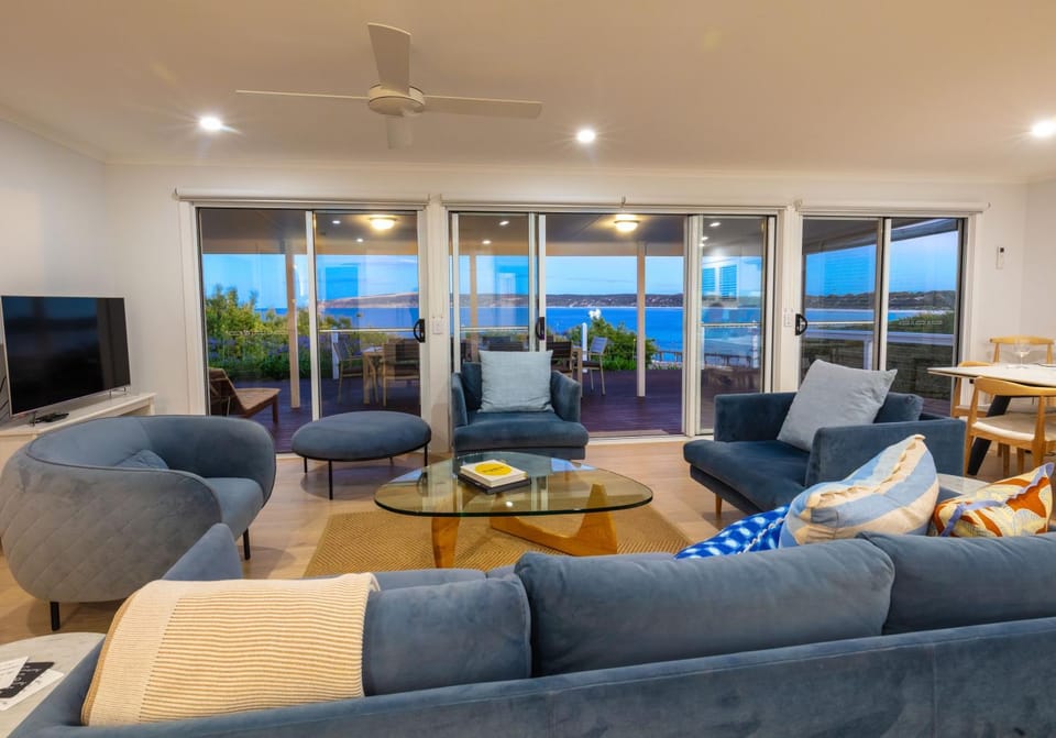 TV and multimedia, Living room, Seating area, Evening entertainment
