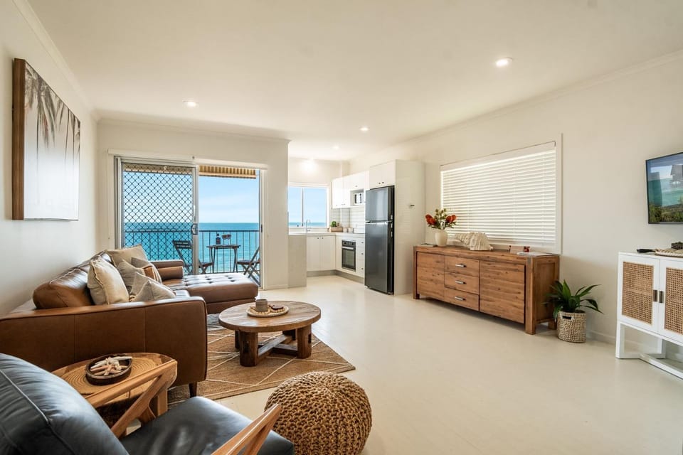 TV and multimedia, Kitchen or kitchenette, Living room, Seating area
