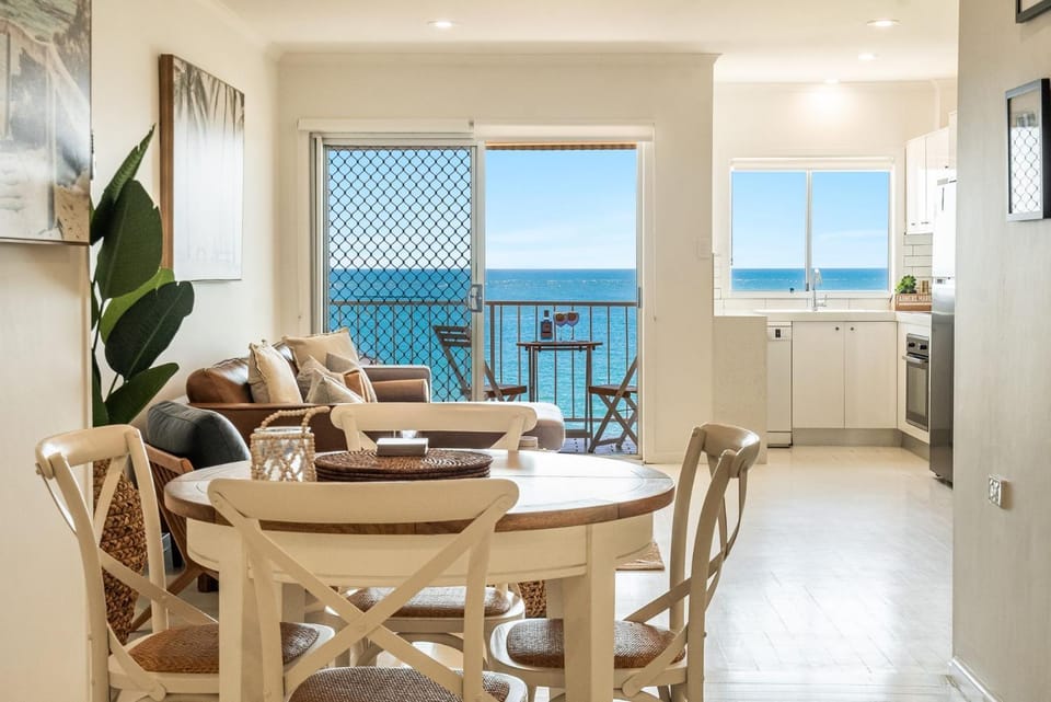 Kitchen or kitchenette, Living room, Seating area, Dining area, Sea view, oven