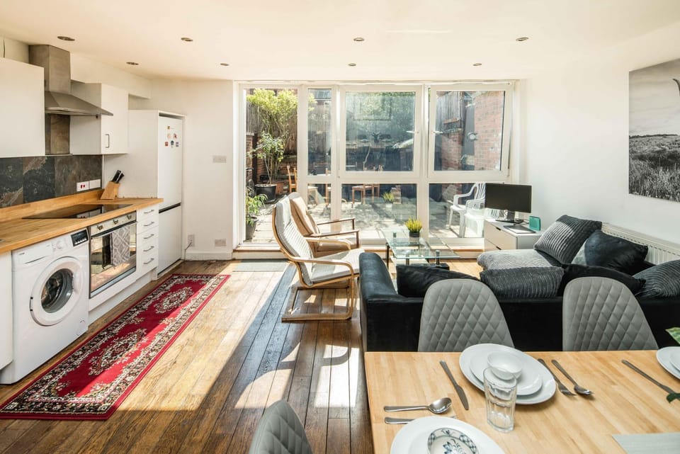 Garden, Living room, Dining area, kitchen