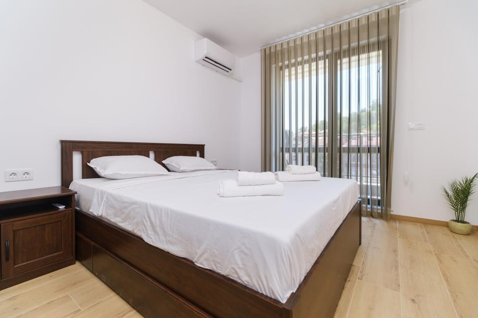 Bed, Photo of the whole room, Bedroom, towels, air conditioner