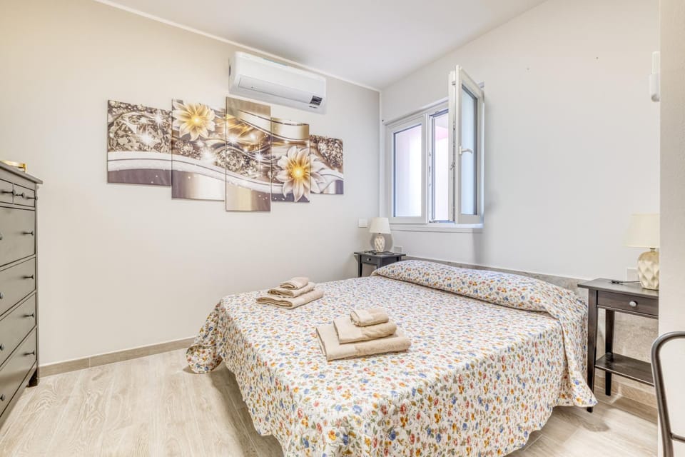 Bedroom, air conditioner