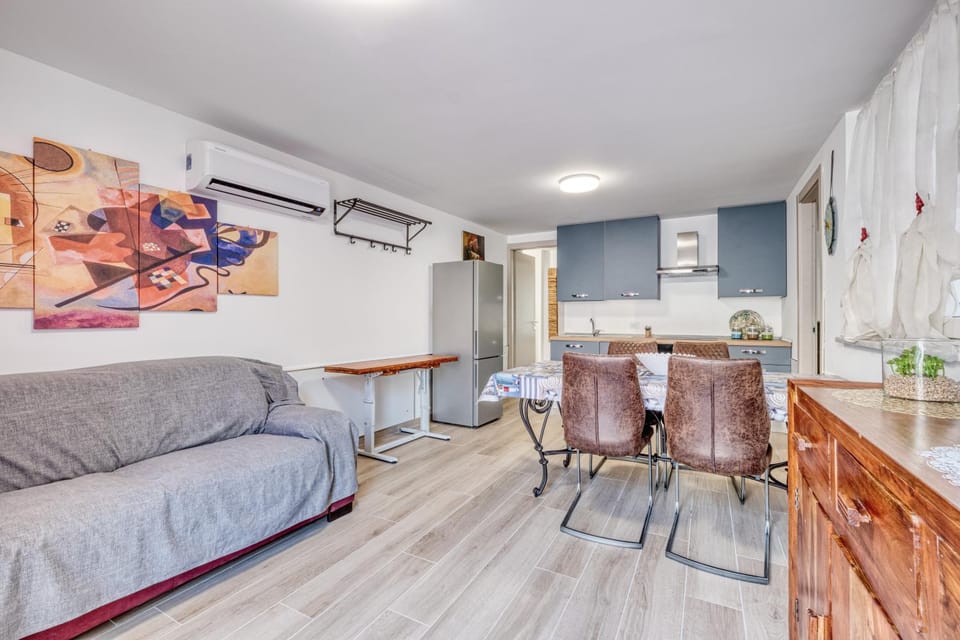 Living room, Dining area, air conditioner