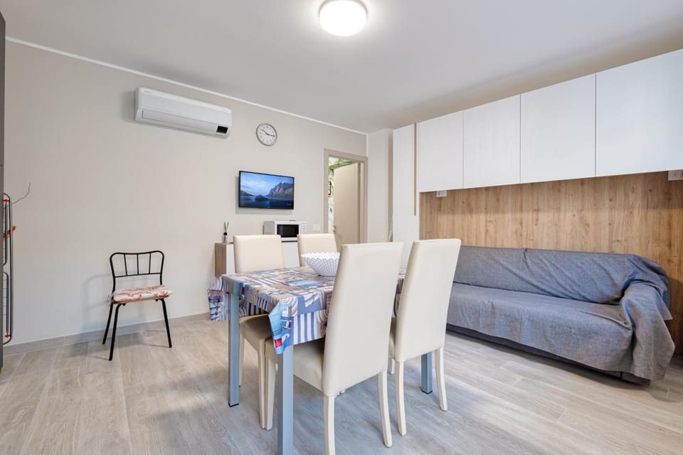 TV and multimedia, Living room, Dining area, air conditioner