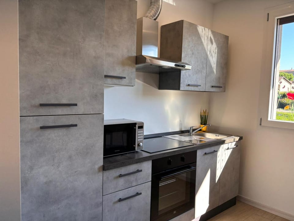 Kitchen or kitchenette, minibar, oven, stove