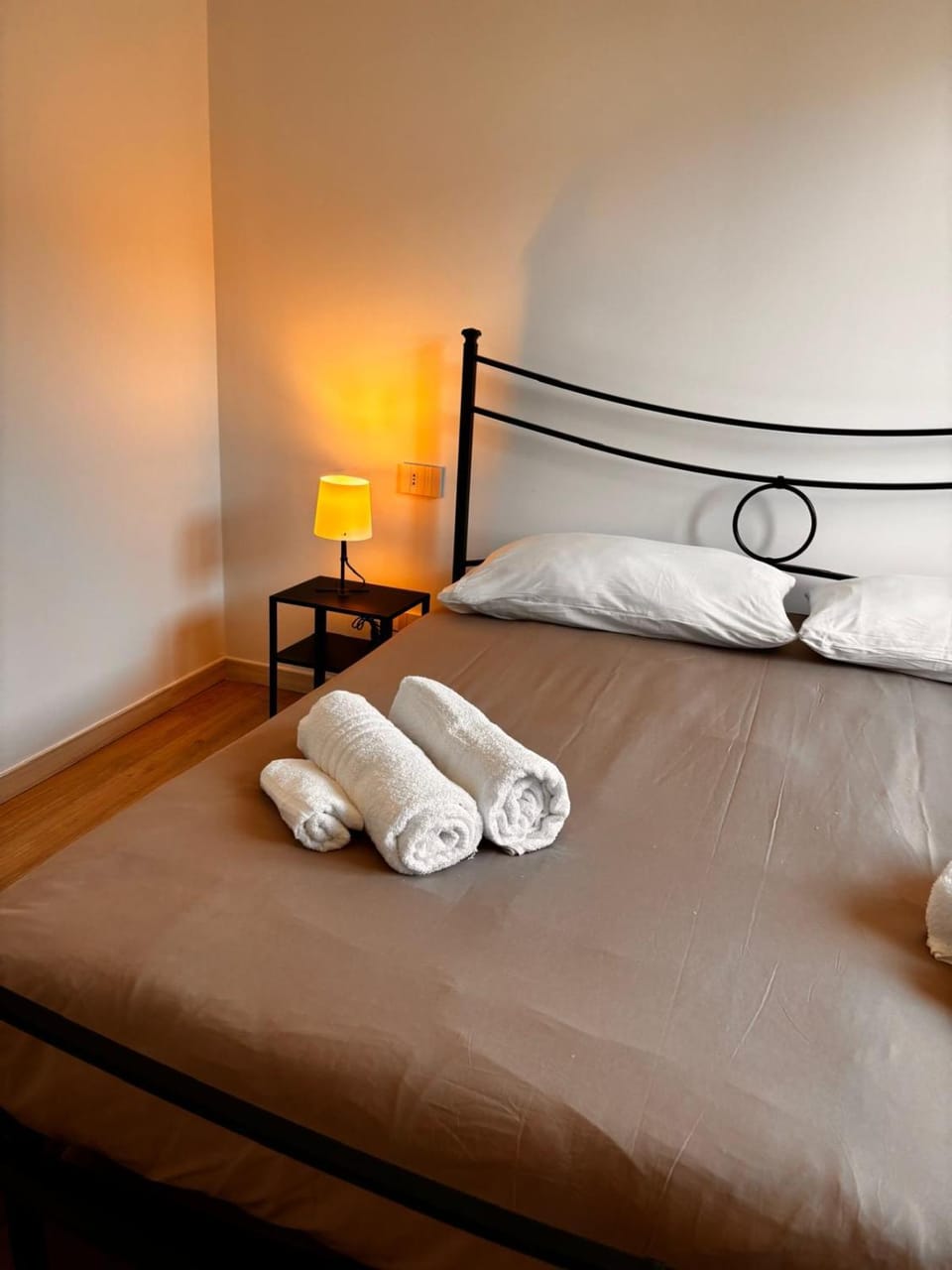 Bed, Bedroom, towels