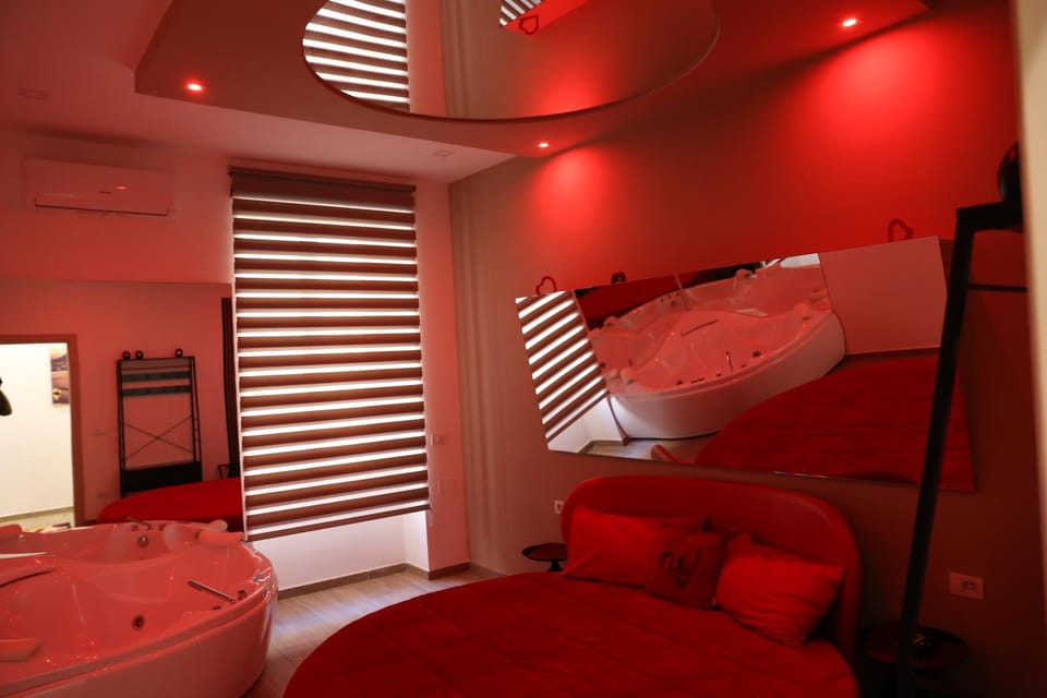 Bed, Hot Tub, Photo of the whole room, Bath