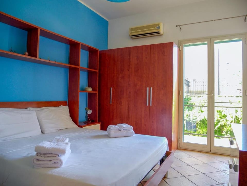 Bed, Photo of the whole room, Bedroom, towels, air conditioner
