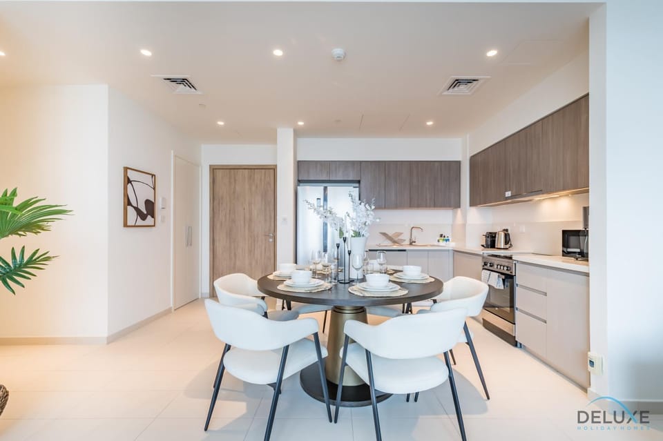 Kitchen or kitchenette, Dining area, stove