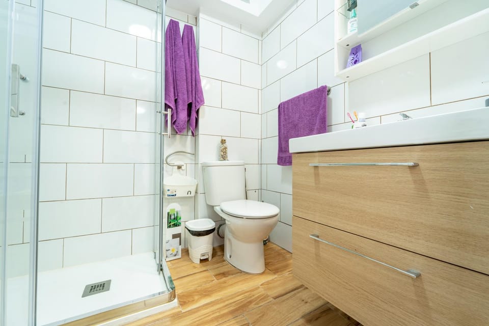 Shower, Toilet, Bathroom, towels