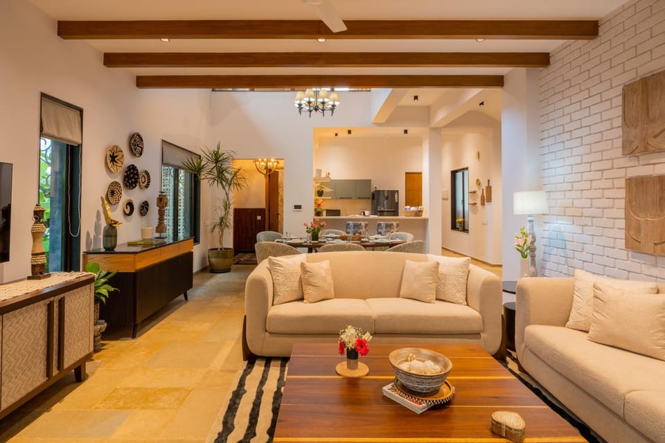 Kitchen or kitchenette, Living room, Seating area, Dining area