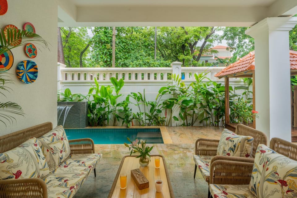 Patio, Day, Garden, Living room, Seating area, Garden view, Pool view, Swimming pool, sunbed