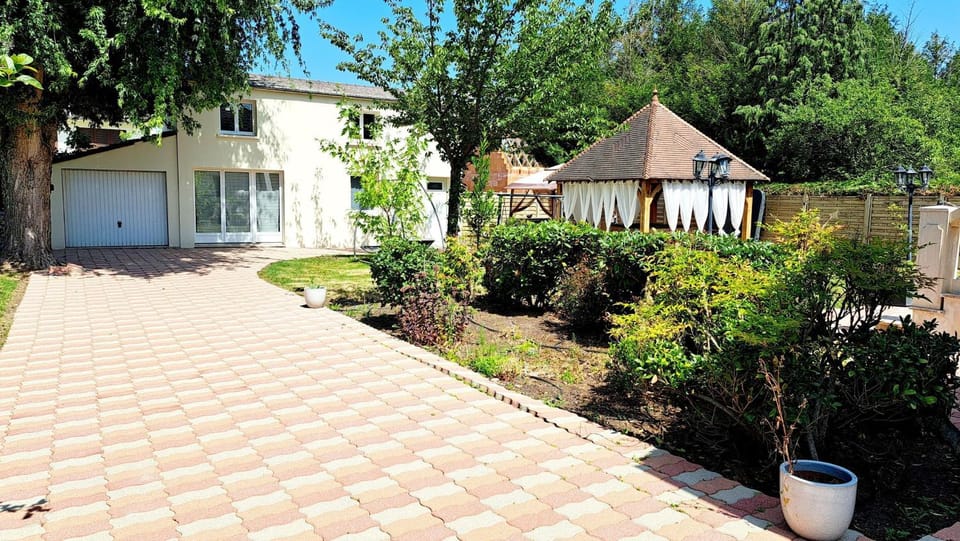 Facade/entrance, Garden