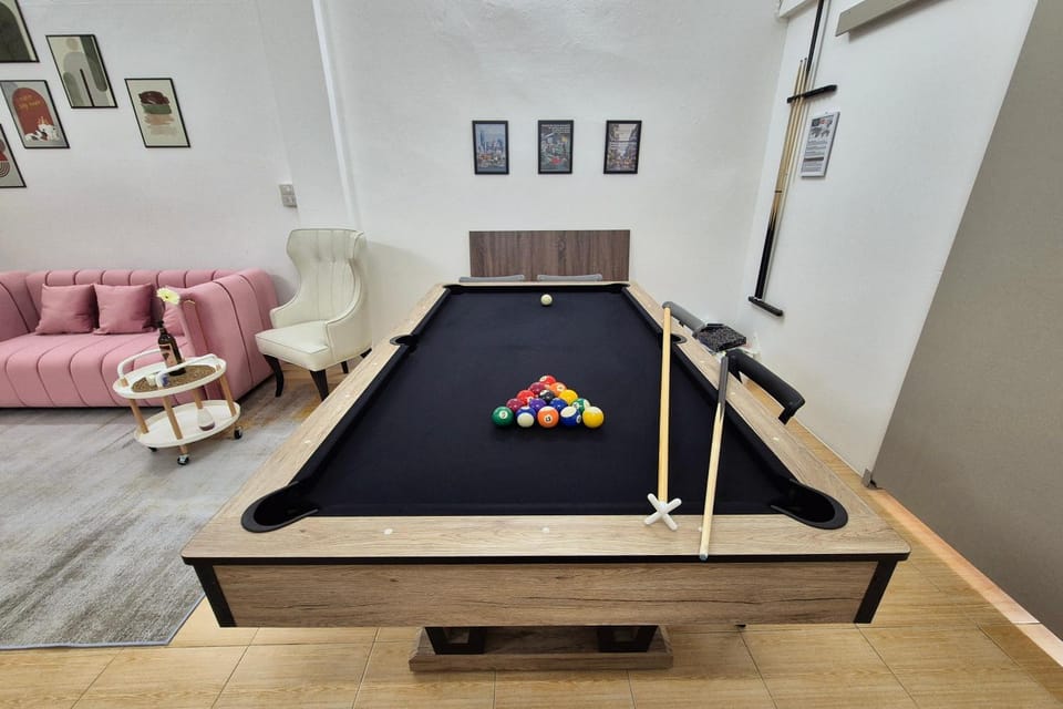 Billiard, Game Room
