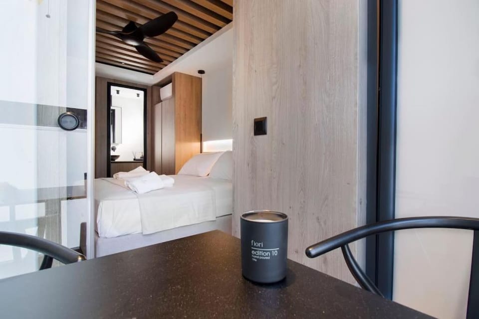 Photo of the whole room, Seating area