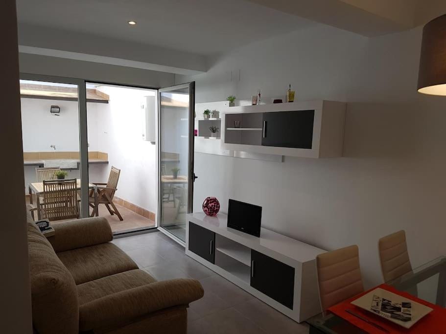 TV and multimedia, Kitchen or kitchenette, Living room, Seating area