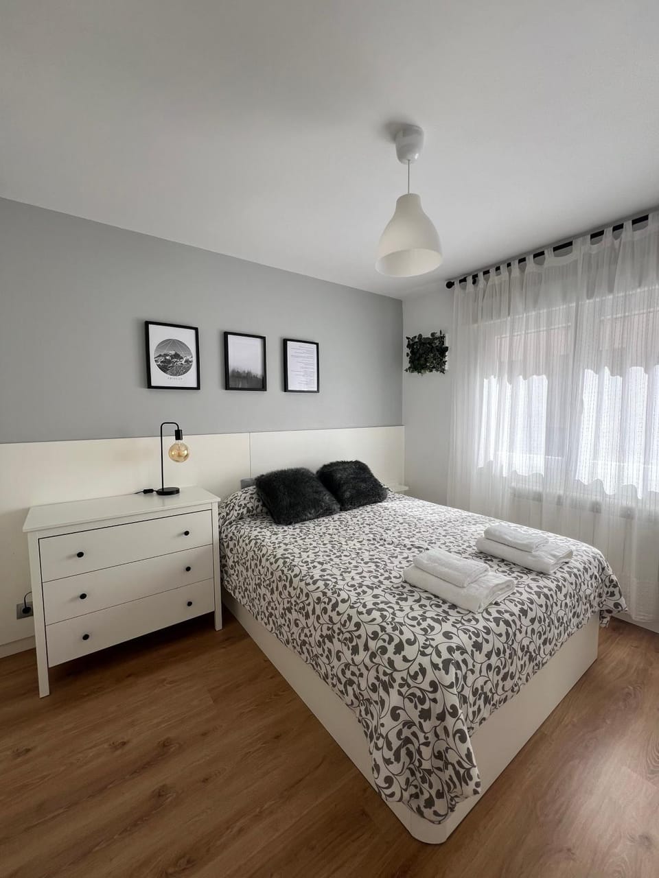 Photo of the whole room, Bedroom