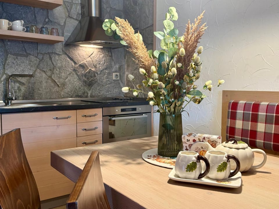 Kitchen or kitchenette, Seating area, Dining area