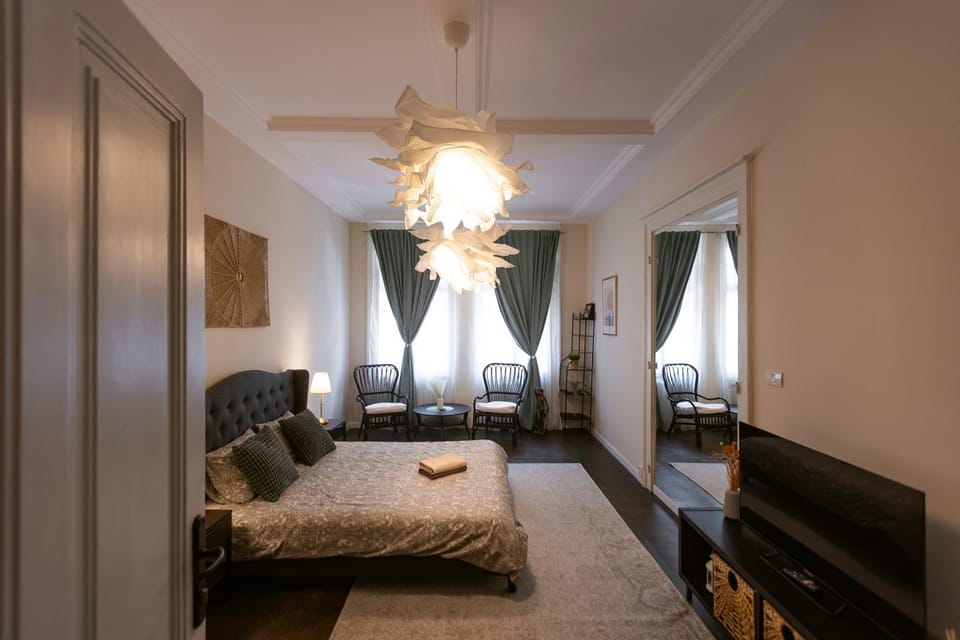 Bed, TV and multimedia, Seating area, Bedroom