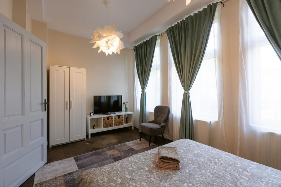 Bed, TV and multimedia, Bedroom, wardrobe