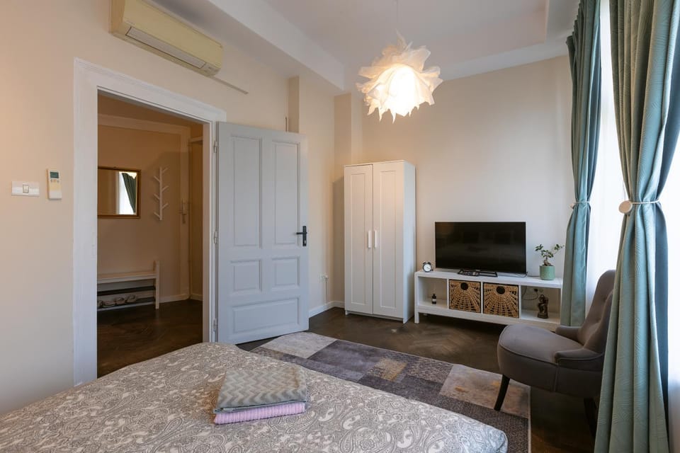 Bed, TV and multimedia, Bedroom, wardrobe, air conditioner
