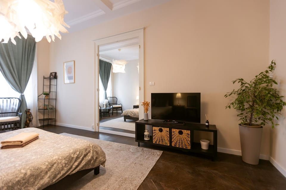 Bed, TV and multimedia, Seating area, Bedroom