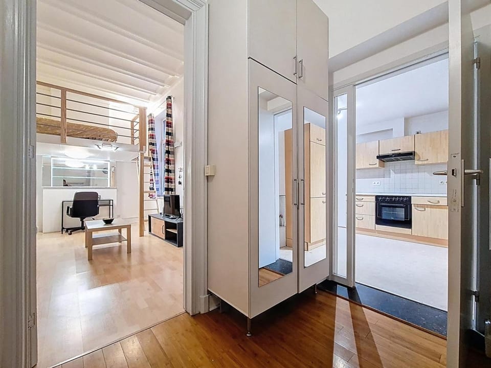 Kitchen or kitchenette, oven