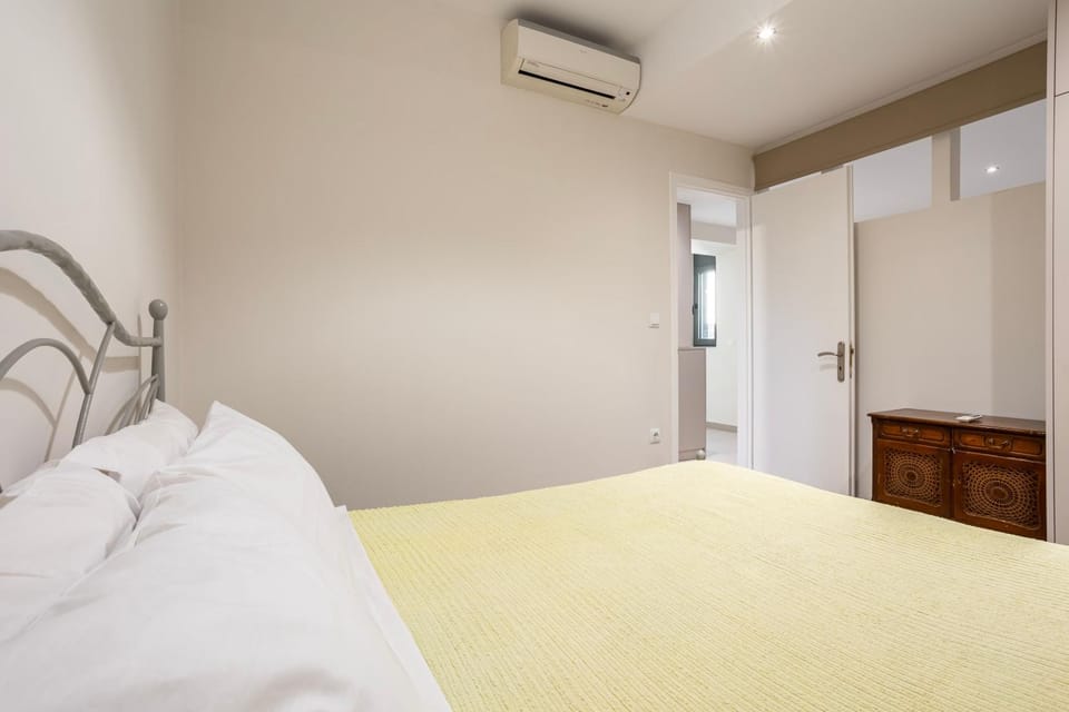 Bed, Photo of the whole room, Bedroom, air conditioner