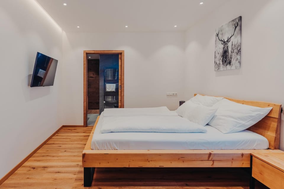 Bed, TV and multimedia, Photo of the whole room, Bedroom