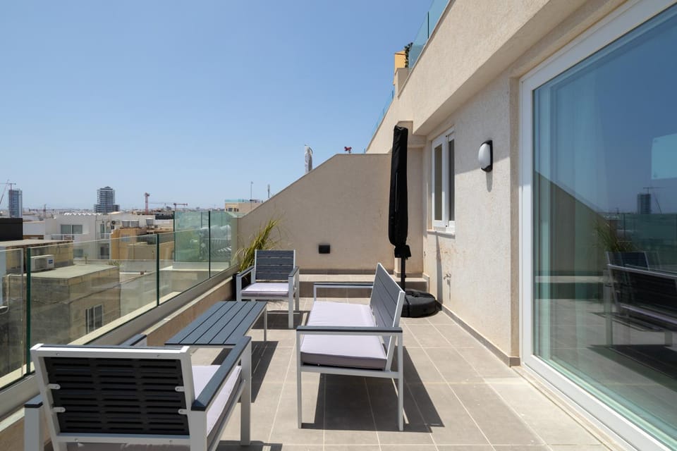 Modern 2BR Cosy Apartment with Large Terrace - Close to Manoel Island & Tigne Shopping Mall Apartment in Sliema