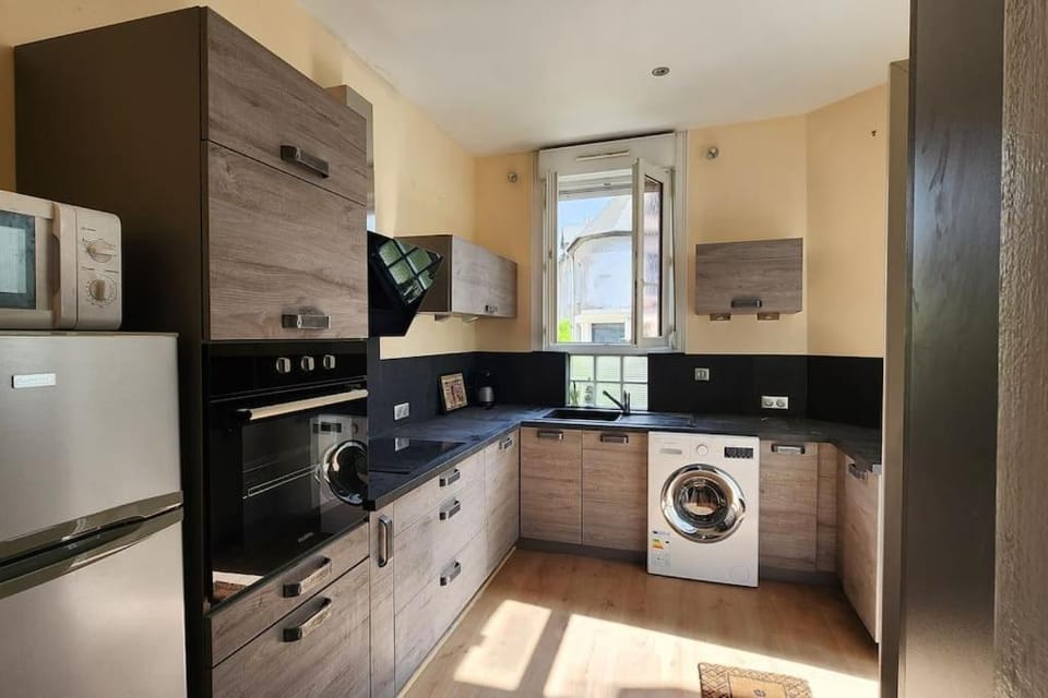 Kitchen or kitchenette, oven, stove, toaster, washing machine