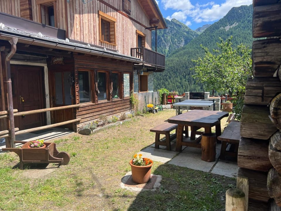 Property building, Spring, Day, Natural landscape, Summer, Garden, Table tennis, View (from property/room), Seating area, Dining area, Mountain view
