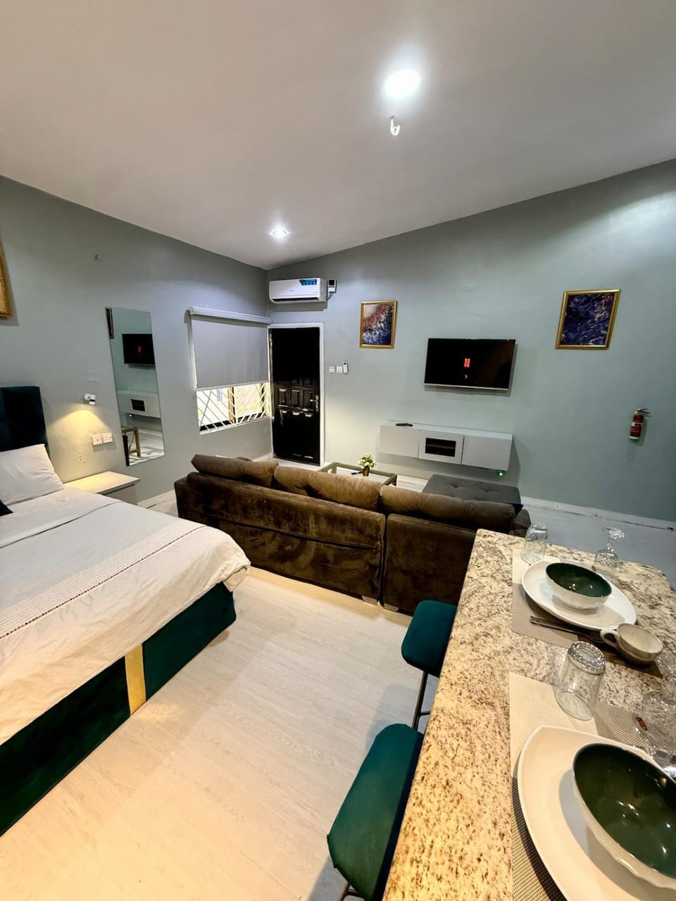 Balcony Open Plan Studio Units -Lekki 1, WI-FI, one with balcony, the other without Apartment in Lagos