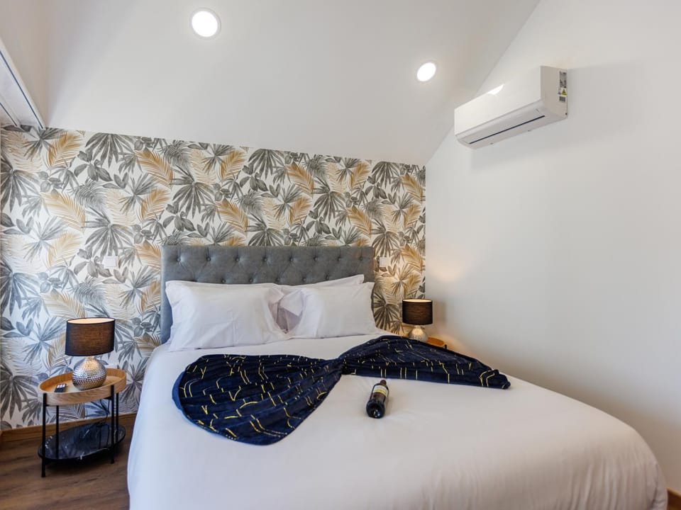 Bed, Photo of the whole room, Bedroom, towels, air conditioner