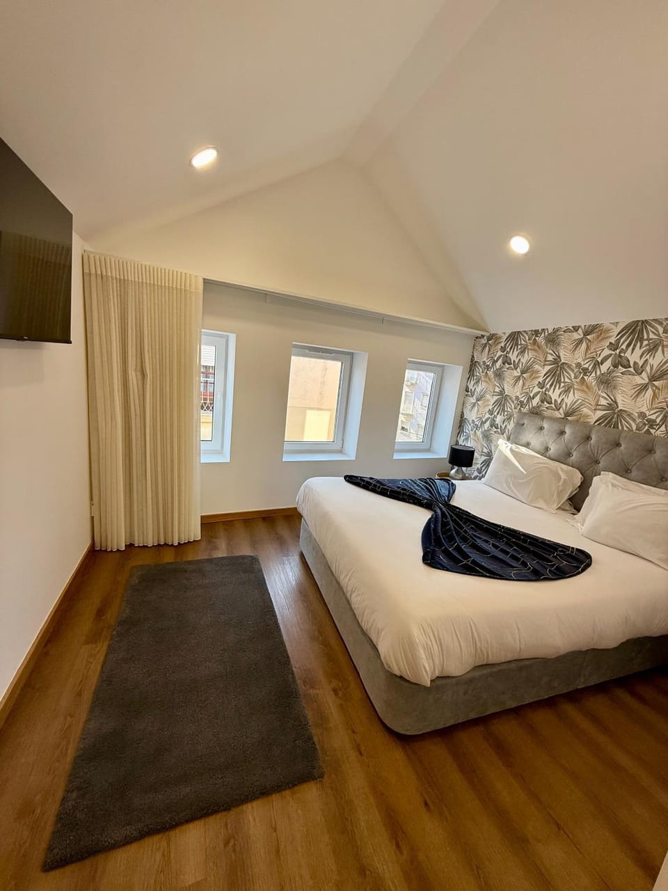 Bed, TV and multimedia, Photo of the whole room, Bedroom