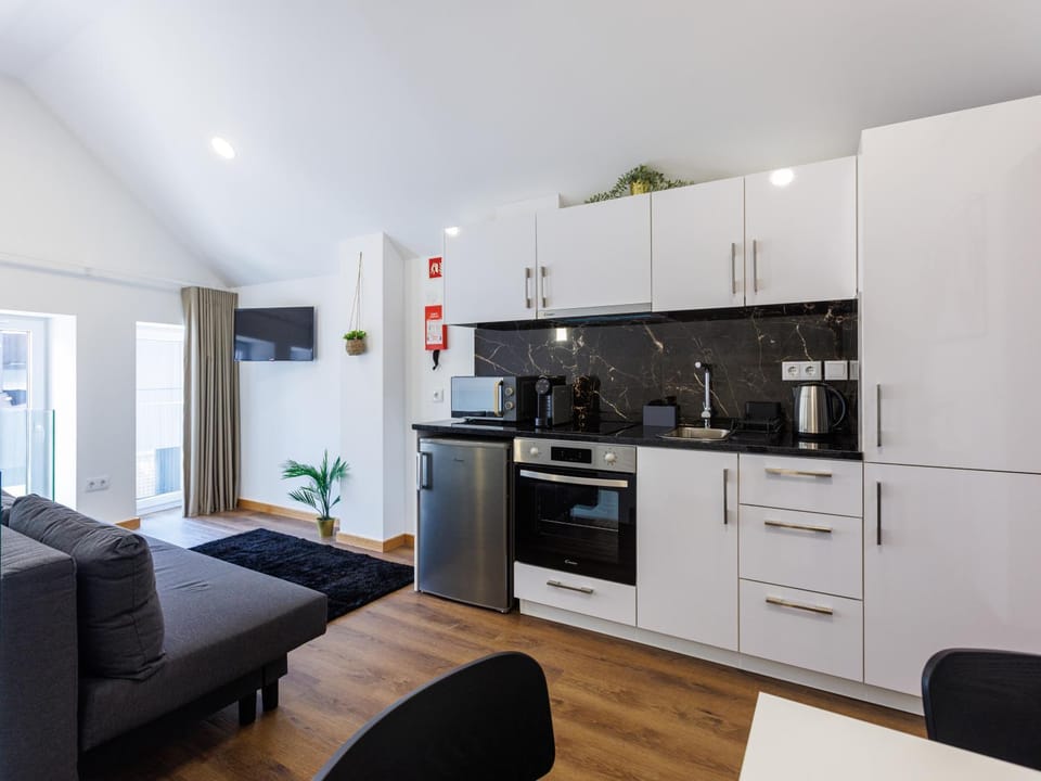 Coffee/tea facilities, Kitchen or kitchenette, Living room, Seating area, Dining area, oven, stove, toaster