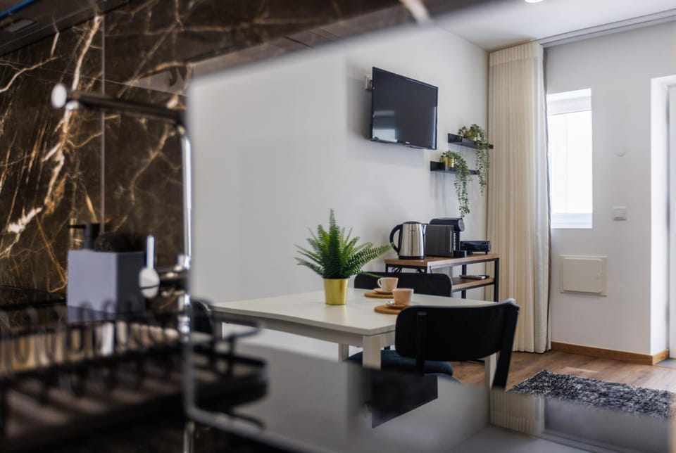TV and multimedia, Coffee/tea facilities, Kitchen or kitchenette, Dining area, oven