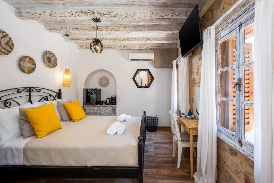 Bed, TV and multimedia, Coffee/tea facilities, Decorative detail, Bedroom, air conditioner