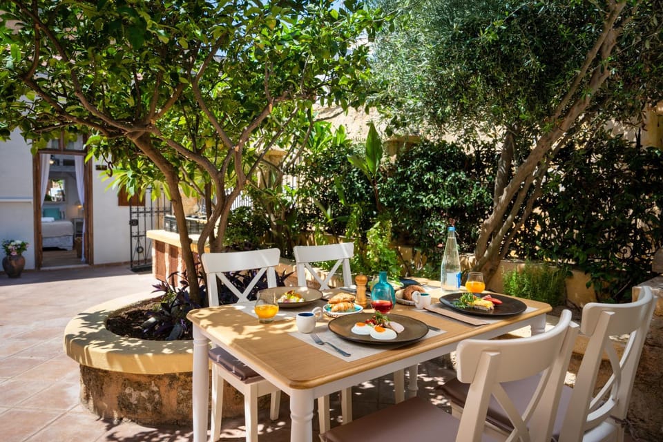 Patio, Day, Garden, Food and drinks, Garden view, Breakfast